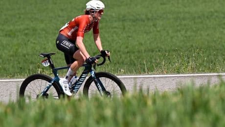 Bizar incident in Vuelta Femenina: toeschouwer kegelt tijdens neutrale start Nederlandse Aniek van Alphen omver