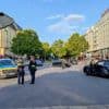 Mit Blaulicht und Sirene unterwegs: Polizeiwagen stößt in Berlin-Charlottenburg mit Auto zusammen – drei Verletzte