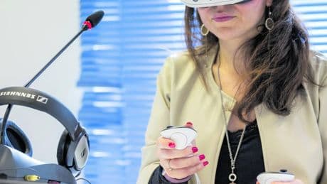 A lezione con i visori nella realtà virtuale per diventare interpreti (anche) nel metaverso