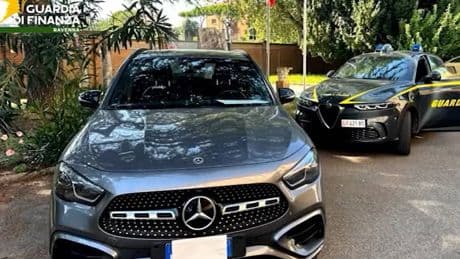 Madre morta da 10 anni: 66enne incassa la pensione, accumula 120mila euro e gira in Mercedes
