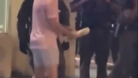 Un funcionario, acusado de delito grave por lanzar un sándwich a un policía en Washington