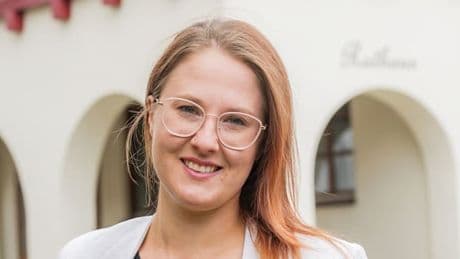 Wegen „ständiger Beschwerden über Arbeitsleistung“ – Bürgermeisterin (31) legt Amt nieder