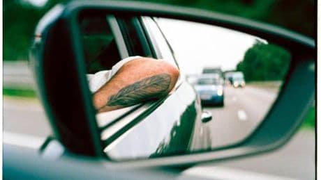 Se hai questi oggetti in auto scatta la multa: ecco quali sono