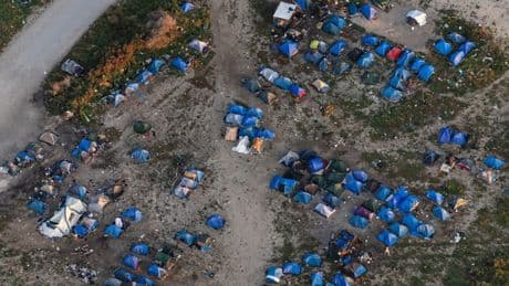Calais: des associations réclament en justice le ramassage des ordures sur les campements de migrants