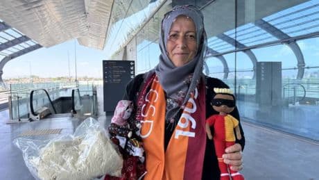Galatasaraylı kadın çiftçi "Osimhen bebeği" hediye etmek için yola çıktı: "Osimhen'e bizimle kalmasını ısrarla söyleyeceğim"