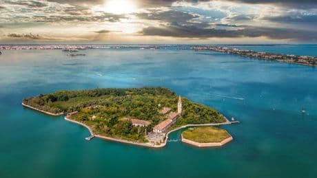 Vecinos de Venecia se hacen con una isla desierta para hacer un parque para residentes