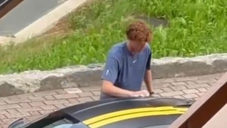 Jannik Sinner pulisce a mano la sua Ferrari: il video virale dopo il trionfo a Wimbledon 2025