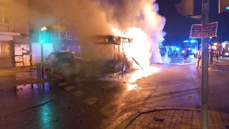 Arde un autobús público en L&#039;Hospitalet y el fuego quema otros cinco vehículos y un semáforo