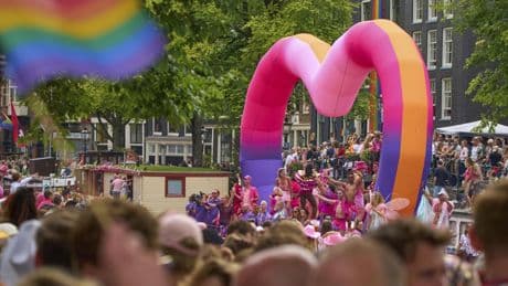 Las imágenes del día: arrancan los festivales y desfiles por Europa