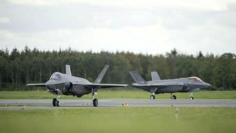 Regno Unito, la svolta del riarmo: i caccia F35 con armi nucleari e le fabbriche di munizioni per la sfida con Mosca