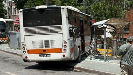 Eskişehir’de halk otobüsü tramvay durağına daldı: 2 kişi yaralandı