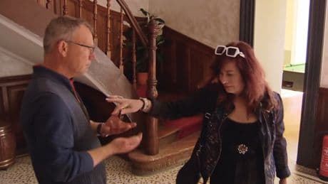 B&B vol liefde: spirituele kakmadam Rayisa toont haar ware aard door middelvinger stiekem op te steken
