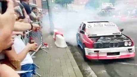 Neun Verletzte: Stunt-Auto rast unkontrolliert in Zuschauer