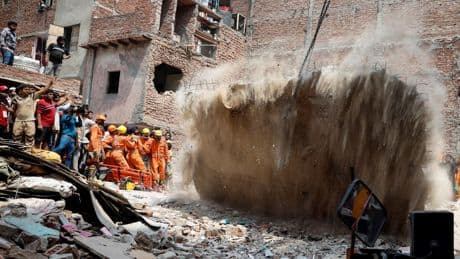 Hindistan'da dört katlı bina çöktü: 11 kişi öldü