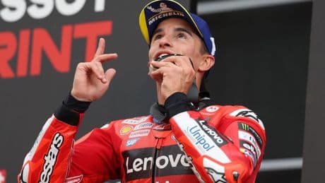 Marc Márquez arrasa al sprint con una gran remontada y Bagnaia se lleva otro mazazo