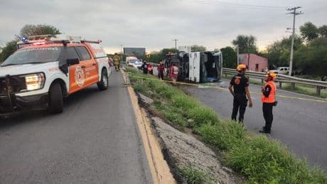 Accidente mortal en México: once fallecidos tras volcar un bus en el norte