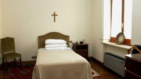Conclave, cosa succede se un cardinale non può andare in Cappella Sistina? Il voto da Santa Marta e il ruolo dei tre Infirmarii