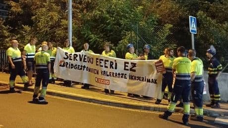 Los trabajadores de la contrata de Bridgestone, en huelga indefinida contra el ERE