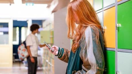 L’Italie interdit les smartphones dans les lycées, “face au niveau alarmant des élèves”
