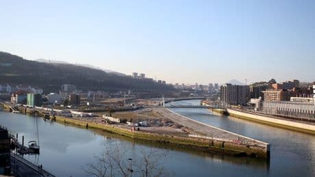 El 'puente al futuro' entre Bilbao y Zorrozaurre cumple diez años