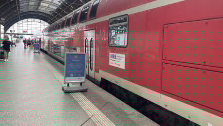 Niemand darf einsteigen - Deshalb fährt die Bahn mit einem leeren Waggon