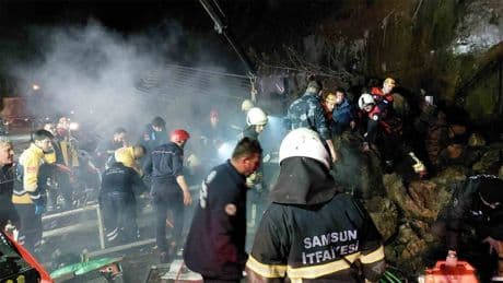 Samsun'da akaryakıt istasyonunda heyelan: Toprak altında kalanlar var