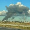 Enorme rookwolk door grote brand bij caravanopslag Aalsmeer