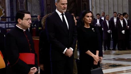 Los Reyes acudirán a la misa de apertura del papado de León XIV junto a Montero
