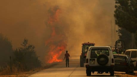 Incendies: un mort au Portugal, la péninsule ibérique en alerte sous une canicule historique