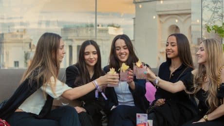 Cine al aire libre y aperitivo crujiente: el plan que ha conquistado Madrid y Barcelona