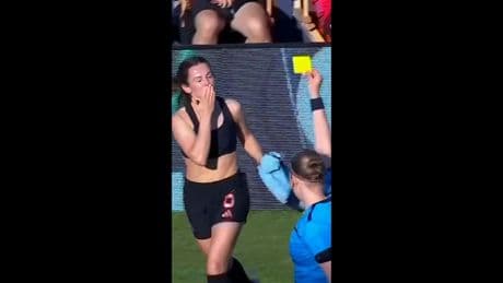 Trikot aus & Kuss für Schiri - Bayern-Star mit verrückter Jubel-Szene
