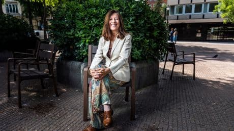Mar España, exdirectora de la AEPD: “Si no les damos alcohol, tabaco o drogas a los 14 años, ¿por qué les regalamos un móvil?”