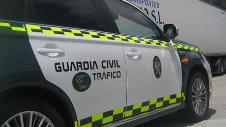 Liberado un motorista en Aranga (A Coruña) tras quedar atrapado bajo el quitamiedos de una carretera