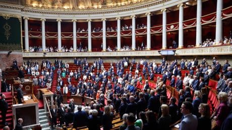 Climatisation, rénovation des bâtiments, congés... La canicule embrase le débat politique