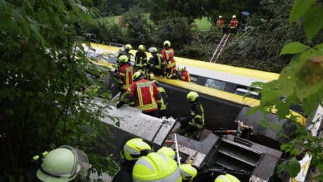 Deraglia un treno in Germania: almeno 3 morti e 34 feriti. Il cancelliere Merz: «Uno shock»