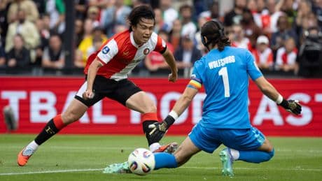 Ayase Ueda geeft Feyenoord flinke injectie met twee goals tegen VfL Wolfsburg