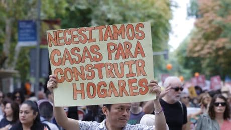El doble lastre del parque español de viviendas sociales: poca oferta y trámites tortuosos