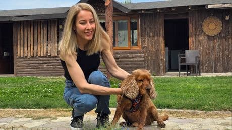 3 aydır kayıp olan köpeği Çilek'i boş arazide ağaca bağlı halde buldu