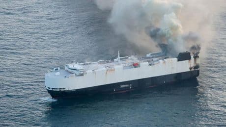 Schiffsunglück: Autofrachter vor der Küste Alaskas brennt – Crew evakuiert