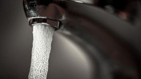 Verunreinigt: Bakterien – Greifswalder sollen Trinkwasser abkochen