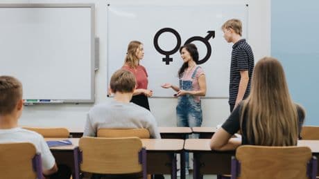 Remous autour du programme d’éducation sexuelle à l’école, qui sera bien appliqué dès septembre 2025
