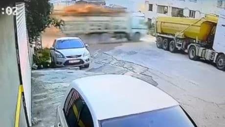 Demir yüklü kamyon 8 metrelik duvardan bahçeye uçtu