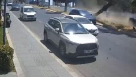 İstanbul’da feci kaza! Ağaca çarpıp karşı şeride geçti: 4 yaralı