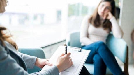 Tu médico quiere saber si sufres estrés en el trabajo para tratar tu salud mental aunque exige prevención a las empresas