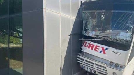İşçi servisi direğe çarptı! Çok sayıda yaralı var