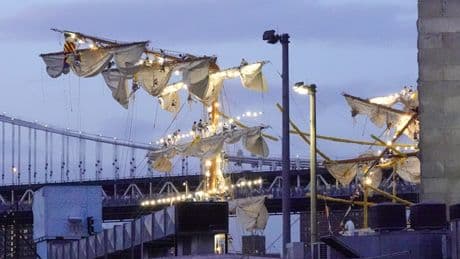 Dos muertos y 19 heridos tras chocar un barco de la armada mexicana contra el puente de Brooklyn
