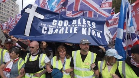 À Londres, 110 000 manifestants en l’honneur de l’influenceur trumpiste Charlie Kirk… Et avec eux Éric Zemmour et Steve Bannon