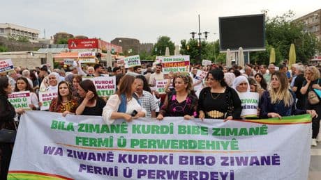 Diyarbakır’da Kürt Dil Bayramı yürüyüşü: “Kürt dili statüye kavuşmalı”
