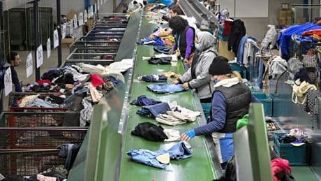 Collecte, tri, réemploi : la filière des déchets textiles au bord de l’asphyxie