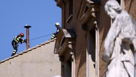 El Vaticano instala la chimenea de la ‘fumata blanca’ para el cónclave